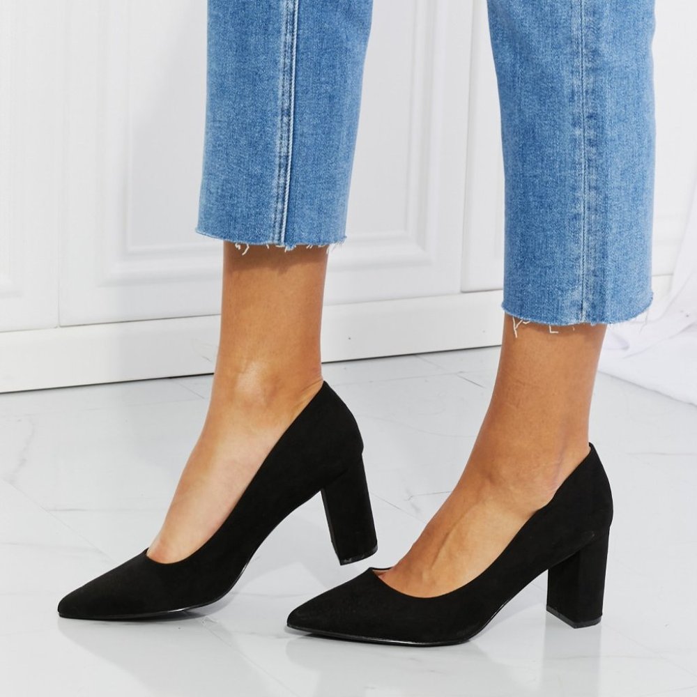 Qupid Point Toe Pumps in Black